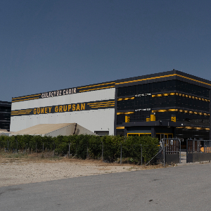 Branda ve Tente Kumaşları: PVC, Oxford, Polyester – Hangisi Daha Dayanıklı?